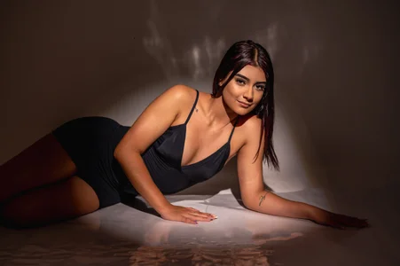 KatherineRuiz_ Between Shadows and Desire 🔥 Foto