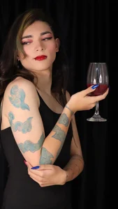 MaeveKuro A glass? Pic 2