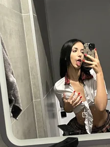 Mia_Tins Public Pic 4