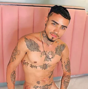 Hot_Latino_x Public Immagine 
