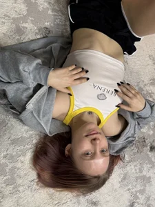 The floor is a great place for photos! od Cutie_Ellis  3 snímek