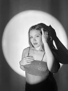 BelaMiller_ Shadow curves...🙊 Εικόνα 2