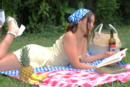 lexiethompson_ THE PICNIC DAY 🎉🍬 Immagine  4