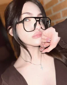 I came to pick up the annual report 🤓👄 de Ashley_for_you  4 Imagens