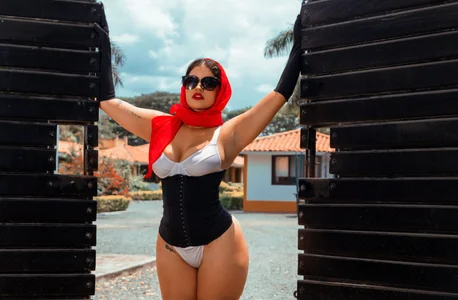 AlynAllen amazing curves Immagine  5