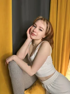 LanaBlu_ Bright look Pic 2