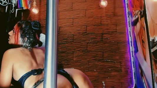 carolinerue I know you love seeing me 🖤 Gambar 6