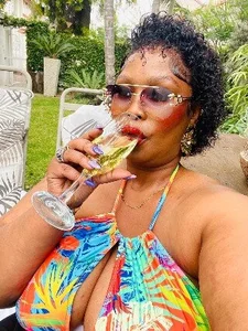 ThickyMinajxx Public Pic 5