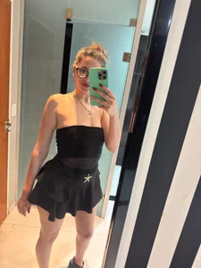 Una dama sexy de día y una chica muy sexy de noche