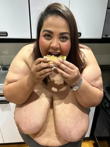 Alisson_am I ate the whole burger 🤭 รูป  2