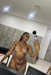 ely_brown_: Public ( фото)