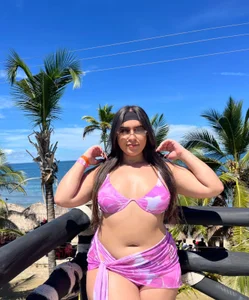 lynda_west enjoying the beach 🌴 Pic 6