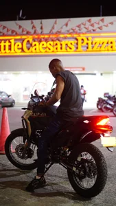 Lil_Curved Public Foto 7