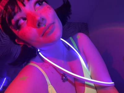 Ungoliant_Kiss Neon Pic 4