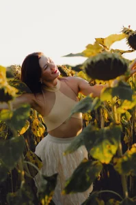 Bonnie_Naughtyy Golden hour and sunflowers are a beautiful combination. 🌻 Pic