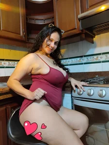 Sharon-Hot77s PHOTOS IN THE KITCHEN sexfoto 3