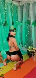 BrithanySummer "Gold, desire and mischief ... ready to tempt me? 🍀😈" Pic