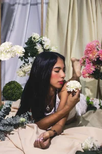 emily_gaviria1 Like a flower… soft and wild Bilde 6