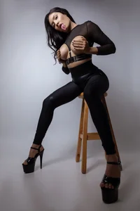 Violett_Rosse_ powerful girl Foto 2