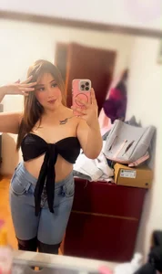 LunaGomez_Pink Public Εικόνα