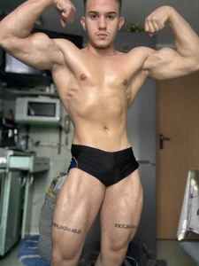 muscle de Airon2244  2 photos