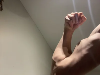 yourwhiteboy1 Bicep flex 1080p pictures Foto