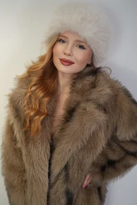 Your Russian girl de Chloe_Richardson  2 Imagens