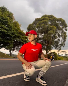 where red does not go unnoticed and eyes linger. ❤️‍🔥 de jhosepMoreno Foto 2