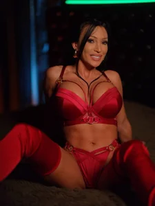 AstridVex The Lady in Red: Unwrapping Your Favorite Obsession ❤️ Immagine  9