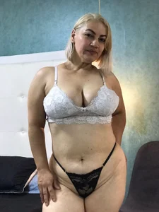 Heidy_milf I’m wearing nothing you can’t take off with your eyes. Bilde 5