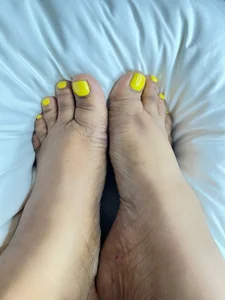 ChubbyTits28のYellow Toesの枚の写真