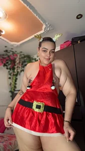 emma_hoot1 You can't imagine what I have under the apron Pic 3