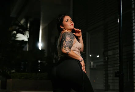 juana_valkiria“claim invisible territories.” 😈 Bild 4