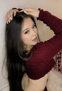 AlberthaEscue lady on red Pic 3