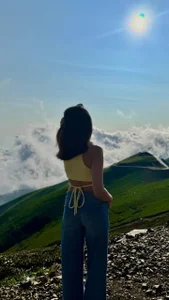 Priscillla_Cute grass peek Billede