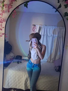 auroraa_velvet Public Pic 2