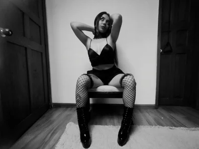 miss_soffi_black and white erotic photos图片 5