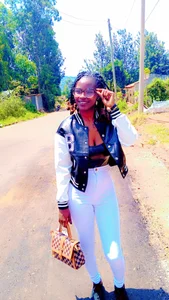 Trisha de TrishaKalid  3 Imagens