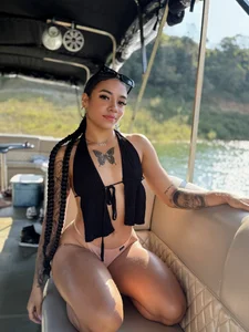 pretty_pettite In the lagoon 🐠🚤 圖片