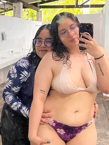 maddie-and-chelsea- 💚 POOL DAY💙 Pic 3