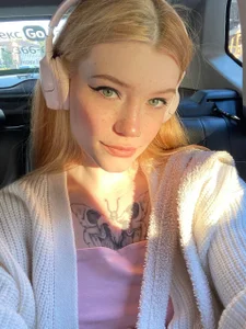 Honey___Hot Walking outside 🎀 Pic 2