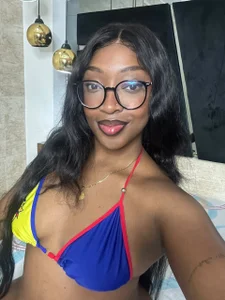 Latina 💛 de YallianaBrooks  2 Imagens