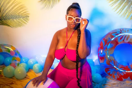 KayaBrownのSEXY SUMMER 2025🩱🌞😎の 3枚の写真