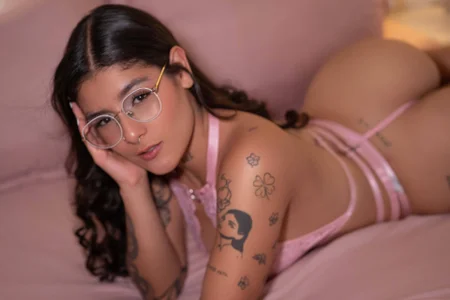 LauraRaider pinky Pic 2