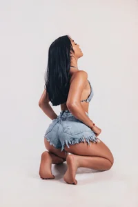 🌹 “My body speaks… and in these photos it screams de lilith__rosse  4 Imagens