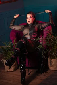 SWEET AND DANGEROUS od hanna_connorr  8 snímek