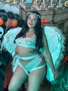 ElaaPerez This Halloween brought a hot and sexy Angel ❤️‍🔥 Pic 3
