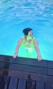 BubbleEmma pool time💧🌞🌊⛱️👙 Foto 2
