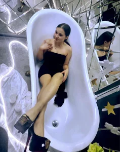 hot brunette od DianaHeath  3 snímek