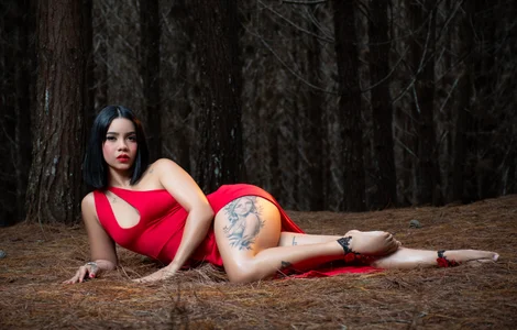 SenniaBella Pasion Red In Nature 🍒💋💖🌲 Pic